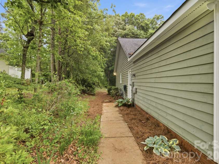 4804 Elmhurst Drive, Hickory, NC 28601.  MLS# CAR4378779, YatesRealty ID 21146. 
