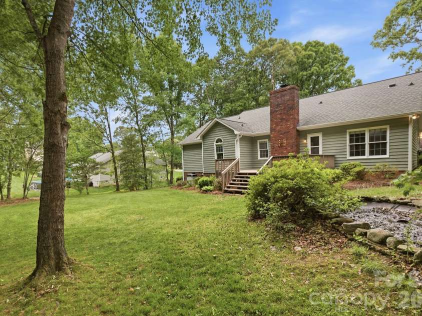 4804 Elmhurst Drive, Hickory, NC 28601.  MLS# CAR4378779, YatesRealty ID 21146. 