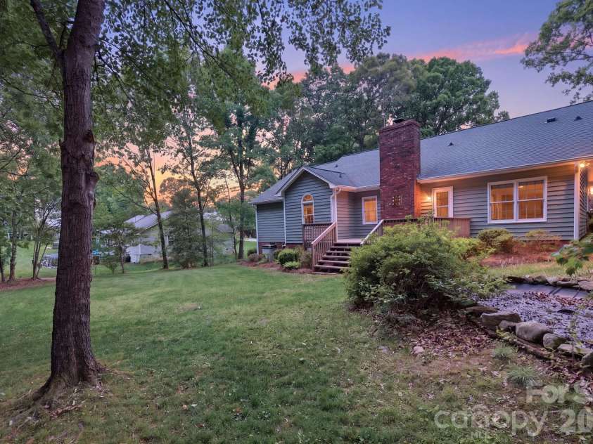 4804 Elmhurst Drive, Hickory, NC 28601.  MLS# CAR4378779, YatesRealty ID 21146. 