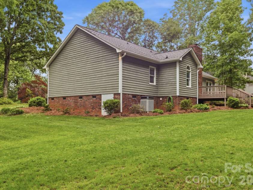 4804 Elmhurst Drive, Hickory, NC 28601.  MLS# CAR4378779, YatesRealty ID 21146. 