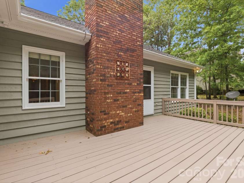 4804 Elmhurst Drive, Hickory, NC 28601.  MLS# CAR4378779, YatesRealty ID 21146. 