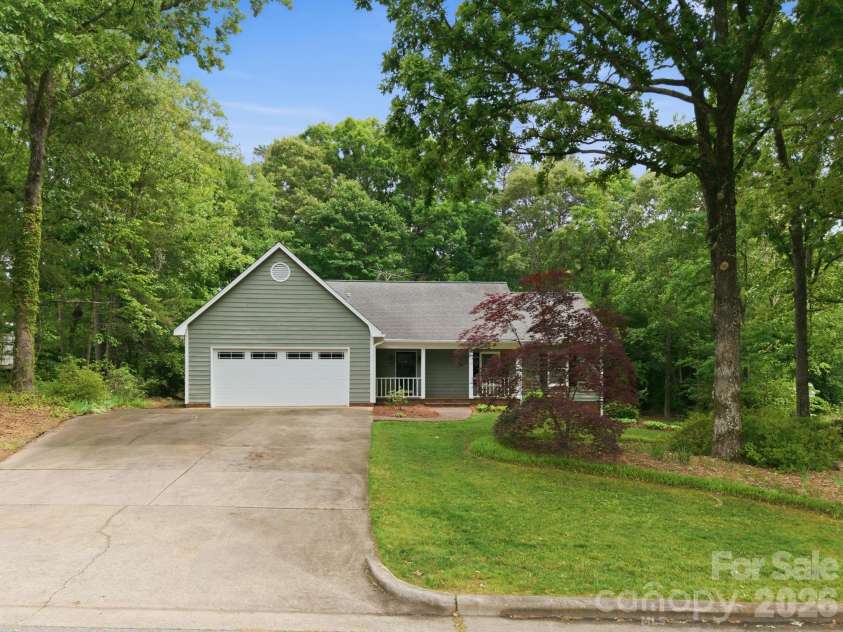 4804 Elmhurst Drive, Hickory, NC 28601.  MLS# CAR4378779, YatesRealty ID 21146. 