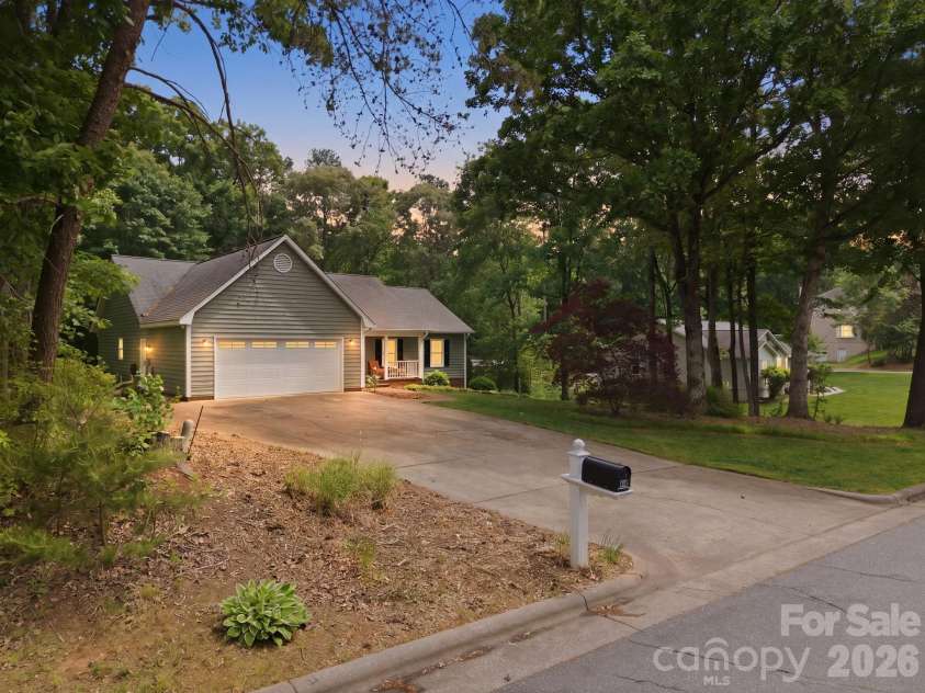 4804 Elmhurst Drive, Hickory, NC 28601.  MLS# CAR4378779, YatesRealty ID 21146. 