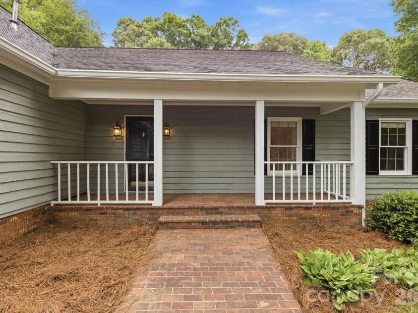 4804 Elmhurst Drive, Hickory, NC 28601.  MLS# CAR4378779, YatesRealty ID 21146. 