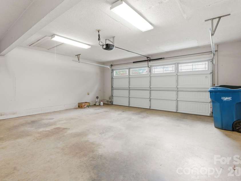 4804 Elmhurst Drive, Hickory, NC 28601.  MLS# CAR4378779, YatesRealty ID 21146. 