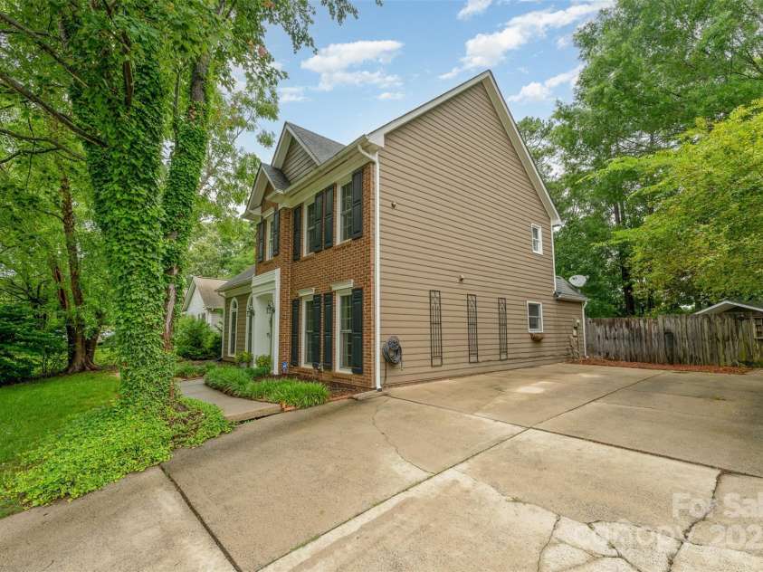 8624 Canter Post Drive, Charlotte, NC 28216.  MLS# CAR4265076, YatesRealty ID 21147. 