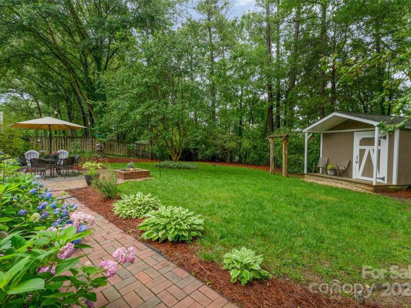 8624 Canter Post Drive, Charlotte, NC 28216.  MLS# CAR4265076, YatesRealty ID 21147. 