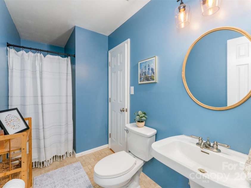 8624 Canter Post Drive, Charlotte, NC 28216.  MLS# CAR4265076, YatesRealty ID 21147. Main level full bath