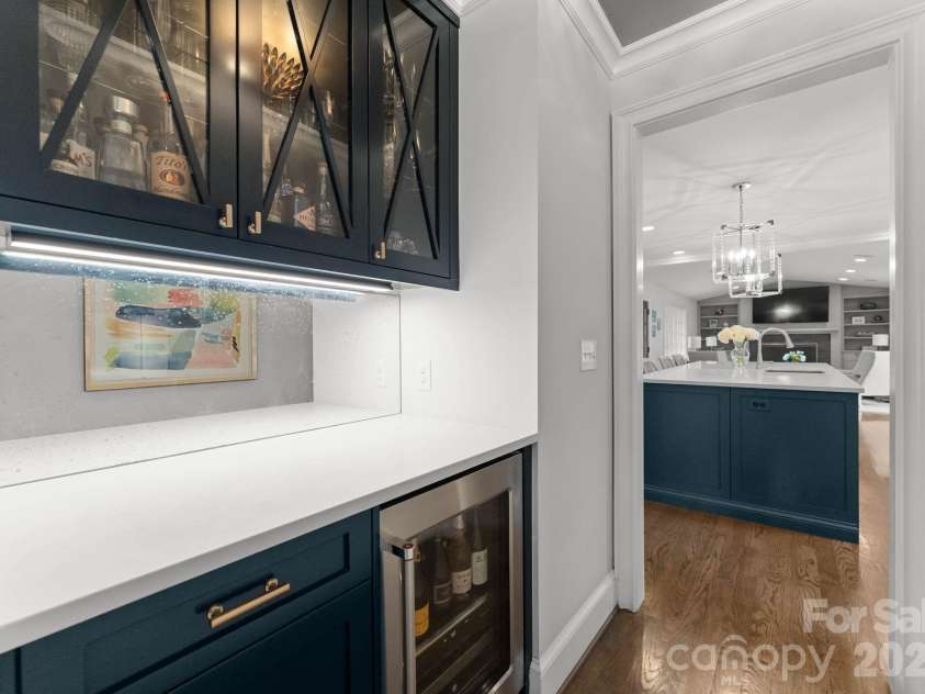 1843 Maryland Avenue, Charlotte, NC 28209.  MLS# CAR4363268, YatesRealty ID 21149. Butler Pantry