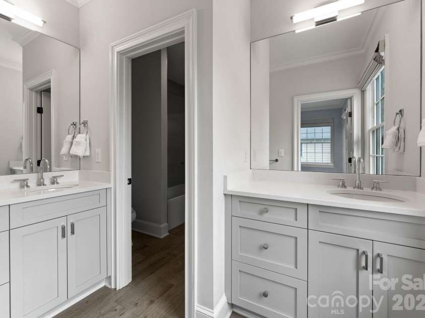 1843 Maryland Avenue, Charlotte, NC 28209.  MLS# CAR4363268, YatesRealty ID 21149. Jack & Jill Bathroom Bedroom #2