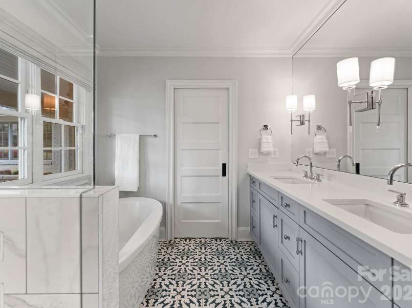 1843 Maryland Avenue, Charlotte, NC 28209.  MLS# CAR4363268, YatesRealty ID 21149. Primary Bathroom