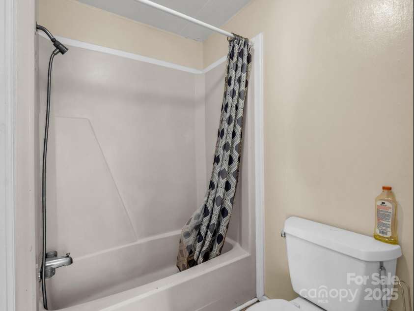 329 Squirrel Hollow Drive, Hendersonville, NC 28791.  MLS# CAR4227560, YatesRealty ID 21149. En-Suite Bathroom