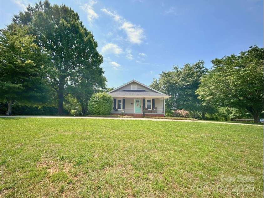329 Highland Drive, Lincolnton, NC 28092.  MLS# CAR4260967, YatesRealty ID 21156. 