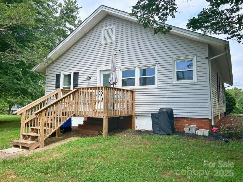 329 Highland Drive, Lincolnton, NC 28092.  MLS# CAR4260967, YatesRealty ID 21156. 