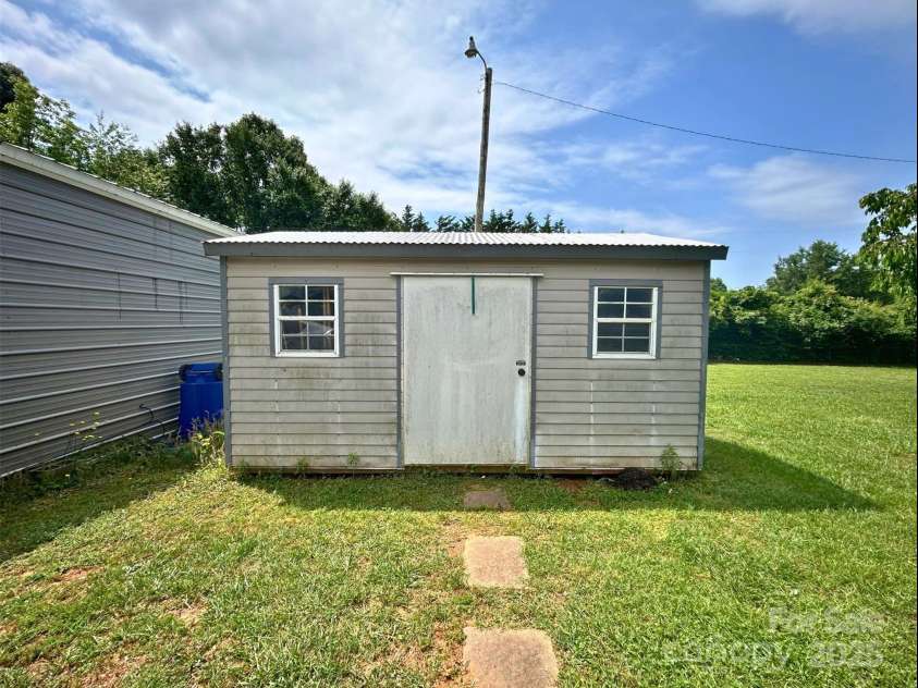 329 Highland Drive, Lincolnton, NC 28092.  MLS# CAR4260967, YatesRealty ID 21156. 