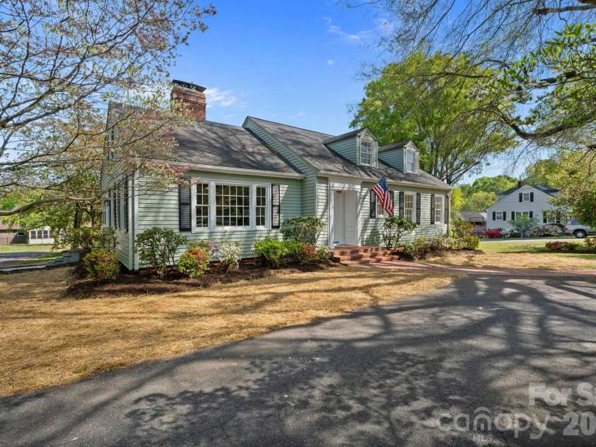 3114 Center Street, Hickory, NC 28601.  MLS# CAR4367609, YatesRealty ID 21157. 