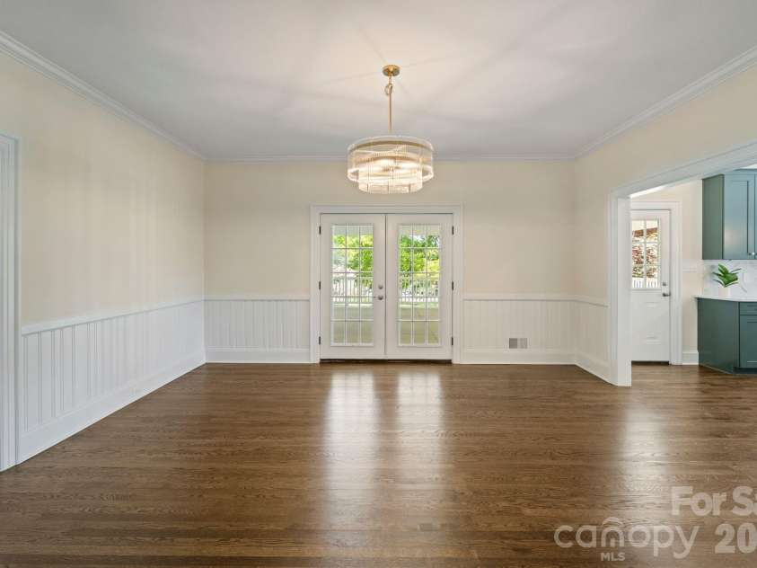 3114 Center Street, Hickory, NC 28601.  MLS# CAR4367609, YatesRealty ID 21157. 