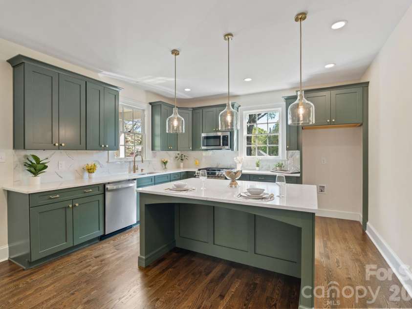 3114 Center Street, Hickory, NC 28601.  MLS# CAR4367609, YatesRealty ID 21157. 