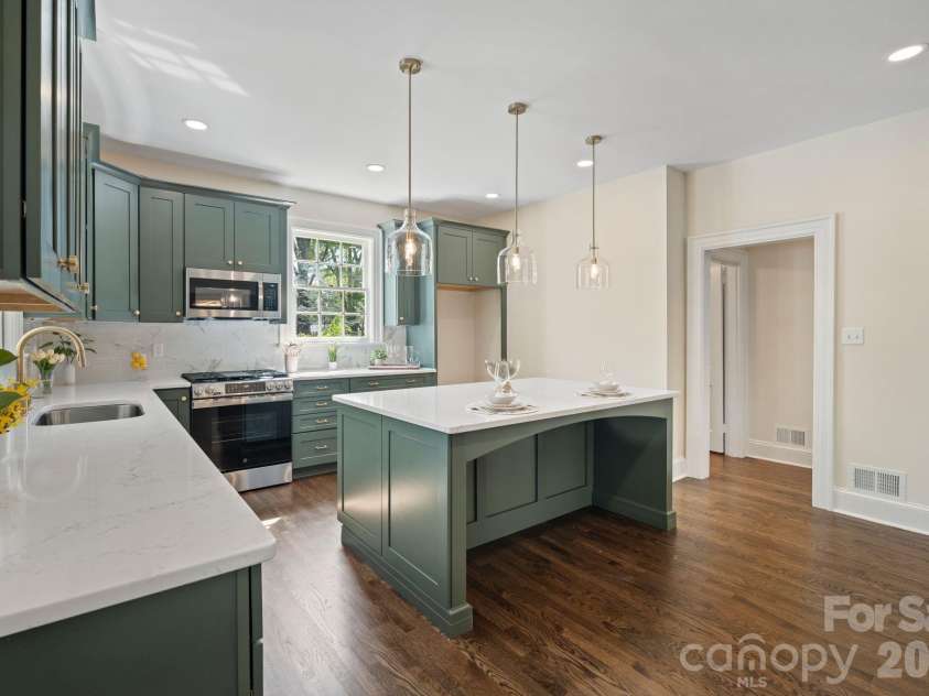 3114 Center Street, Hickory, NC 28601.  MLS# CAR4367609, YatesRealty ID 21157. 
