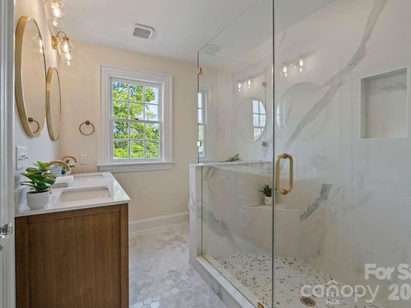 3114 Center Street, Hickory, NC 28601.  MLS# CAR4367609, YatesRealty ID 21157. 