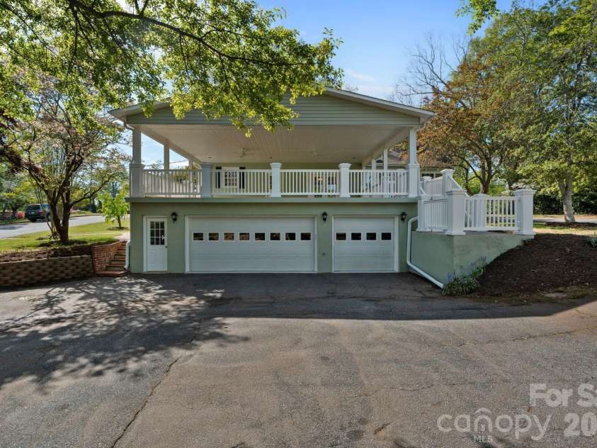 3114 Center Street, Hickory, NC 28601.  MLS# CAR4367609, YatesRealty ID 21157. 