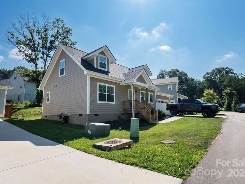 58 Greenwood Fields Drive, Asheville, NC 28804.  MLS# CAR4172034, YatesRealty ID 21157. 