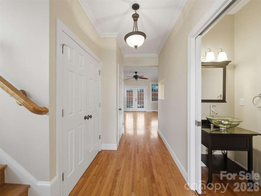92 Middlemont Avenue, Asheville, NC 28806.  MLS# CAR4334470, YatesRealty ID 21159. Inviting Foyer, welcome