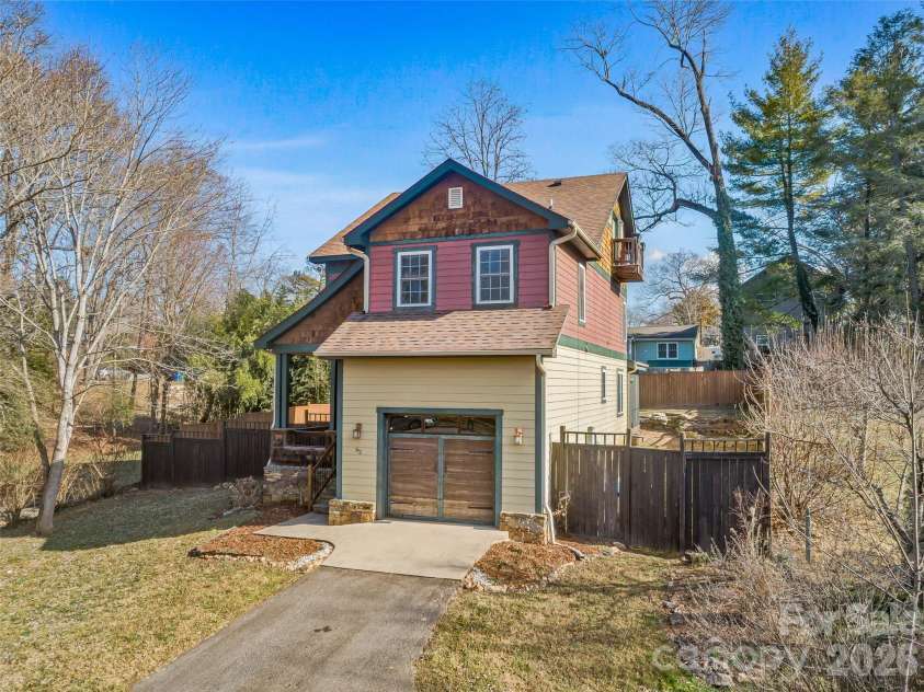 92 Middlemont Avenue, Asheville, NC 28806.  MLS# CAR4334470, YatesRealty ID 21159. Large, level rear yard with a privacy fence
