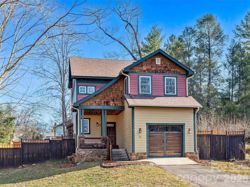 92 Middlemont Avenue, Asheville, NC 28806.  MLS# CAR4334470, YatesRealty ID 21159. Welcome Home to  92 Middlemont Ave in Malvern Hills