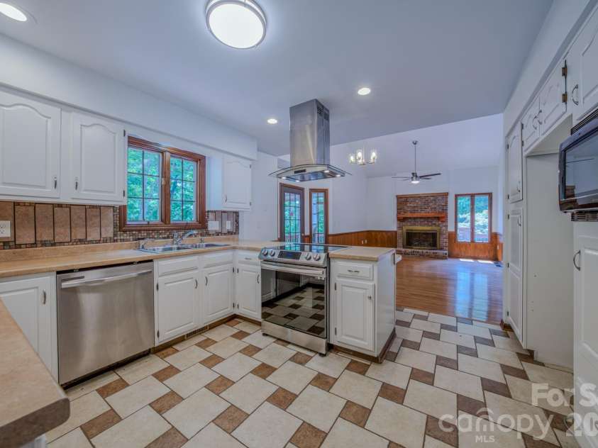 452 Cragmont Road, Black Mountain, NC 28711.  MLS# CAR4299091, YatesRealty ID 2116. 