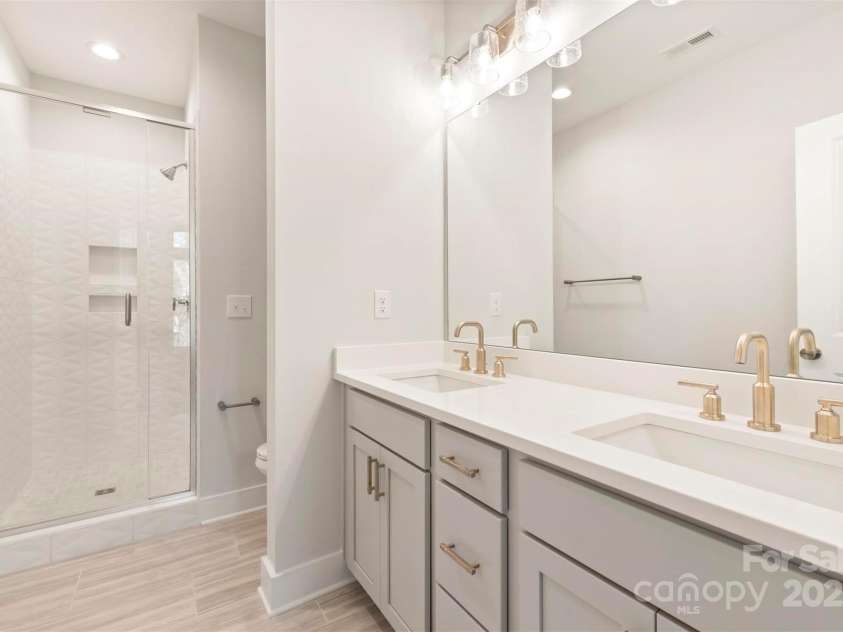 1411 Collier Walk Alley, Charlotte, NC 28205.  MLS# CAR4138994, YatesRealty ID 21160. Premier Bath