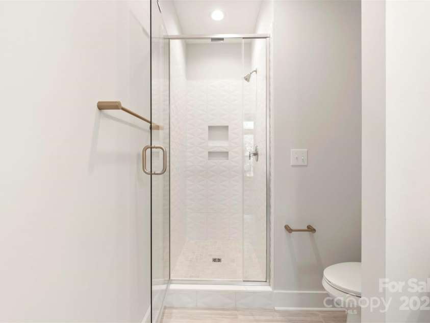 1411 Collier Walk Alley, Charlotte, NC 28205.  MLS# CAR4138994, YatesRealty ID 21160. Premier Bath