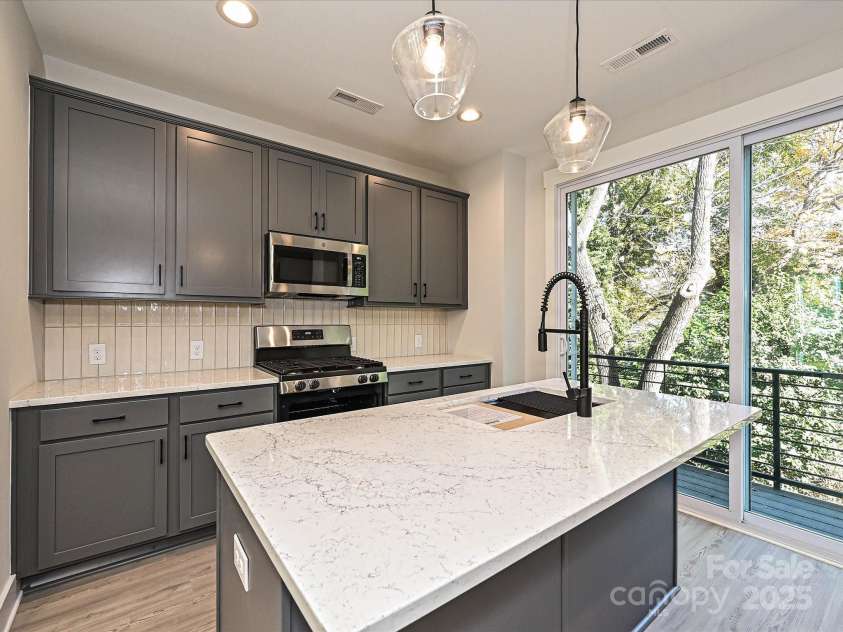 1419 Collier Walk Alley, Charlotte, NC 28205.  MLS# CAR4197769, YatesRealty ID 21164. Kitchen