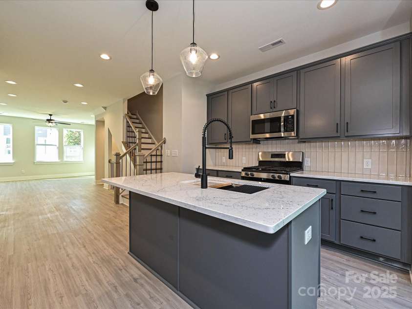1419 Collier Walk Alley, Charlotte, NC 28205.  MLS# CAR4197769, YatesRealty ID 21164. Kitchen/Dining/Living
