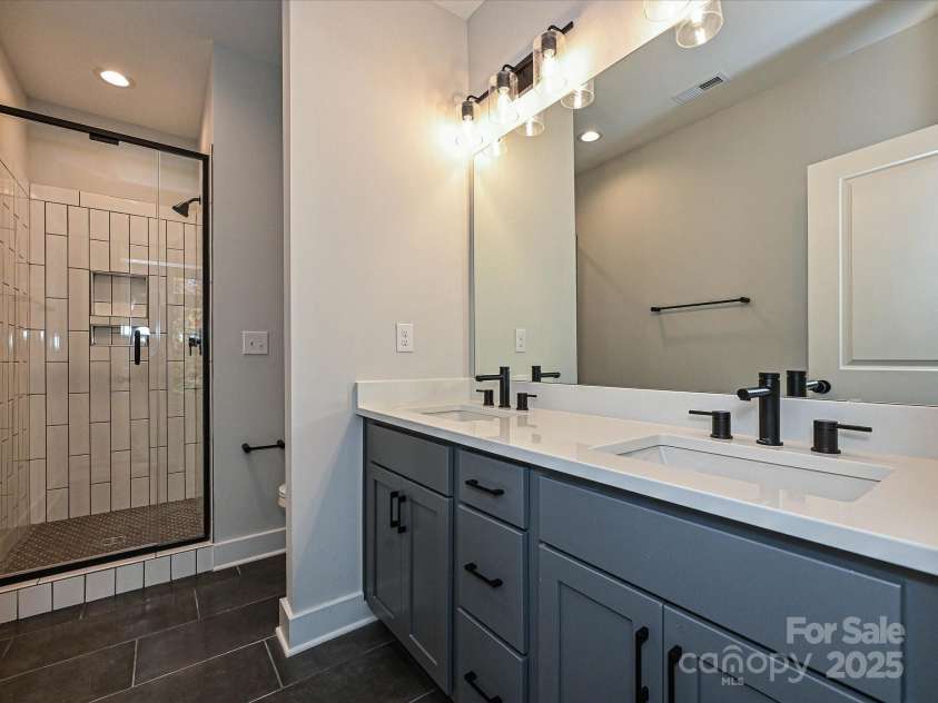 1419 Collier Walk Alley, Charlotte, NC 28205.  MLS# CAR4197769, YatesRealty ID 21164. Premier Bath