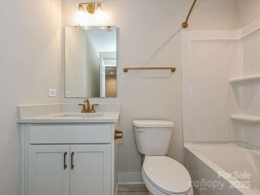 1421 Collier Walk Alley, Charlotte, NC 28205.  MLS# CAR4197775, YatesRealty ID 21165. Bath 2