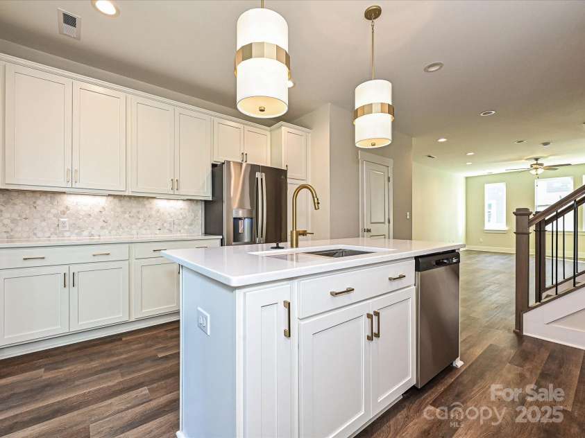 1421 Collier Walk Alley, Charlotte, NC 28205.  MLS# CAR4197775, YatesRealty ID 21165. Kitchen/Dining/Living