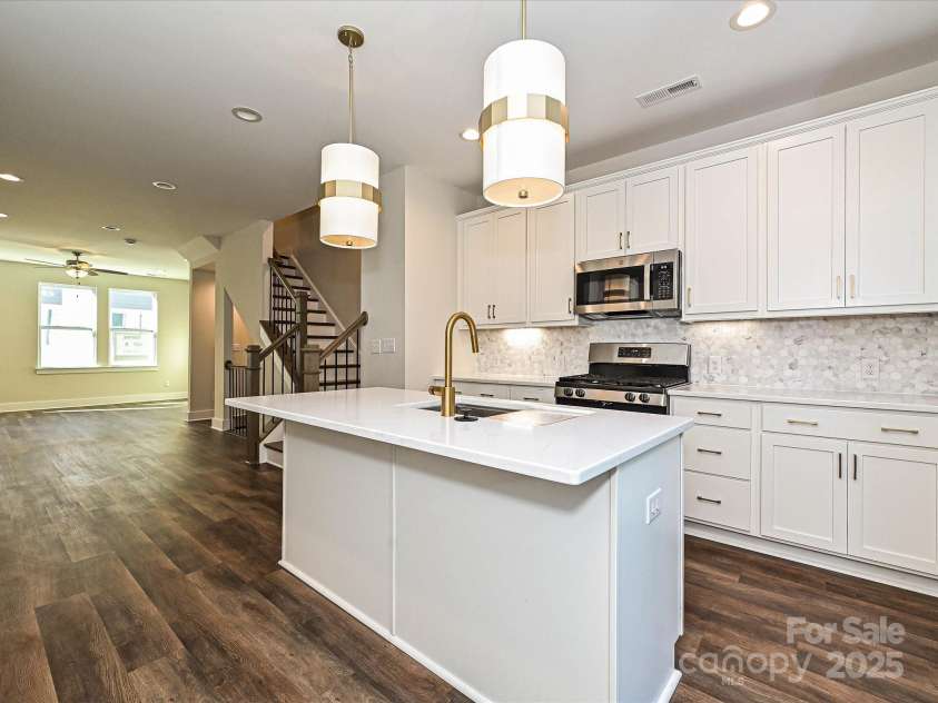 1421 Collier Walk Alley, Charlotte, NC 28205.  MLS# CAR4197775, YatesRealty ID 21165. Kitchen/Dining/Living