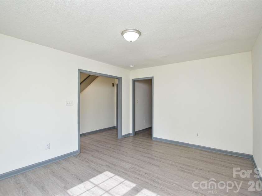 1009 Karendale Avenue, Charlotte, NC 28208.  MLS# CAR4373484, YatesRealty ID 21169. 
