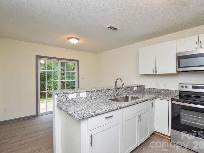 1009 Karendale Avenue, Charlotte, NC 28208.  MLS# CAR4373484, YatesRealty ID 21169. 