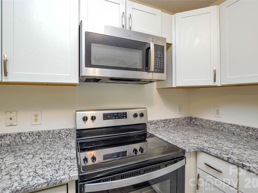 1009 Karendale Avenue, Charlotte, NC 28208.  MLS# CAR4373484, YatesRealty ID 21169. 