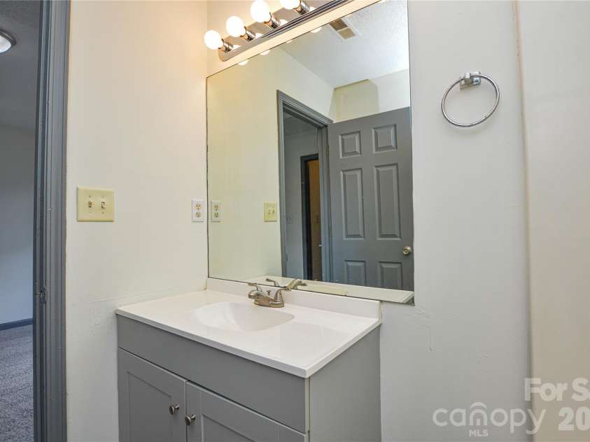 1009 Karendale Avenue, Charlotte, NC 28208.  MLS# CAR4373484, YatesRealty ID 21169. 
