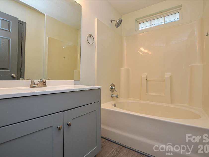 1009 Karendale Avenue, Charlotte, NC 28208.  MLS# CAR4373484, YatesRealty ID 21169. 