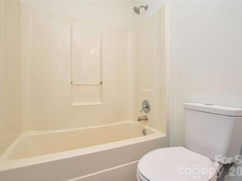 1009 Karendale Avenue, Charlotte, NC 28208.  MLS# CAR4373484, YatesRealty ID 21169. 