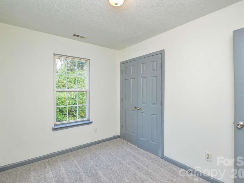 1009 Karendale Avenue, Charlotte, NC 28208.  MLS# CAR4373484, YatesRealty ID 21169. 