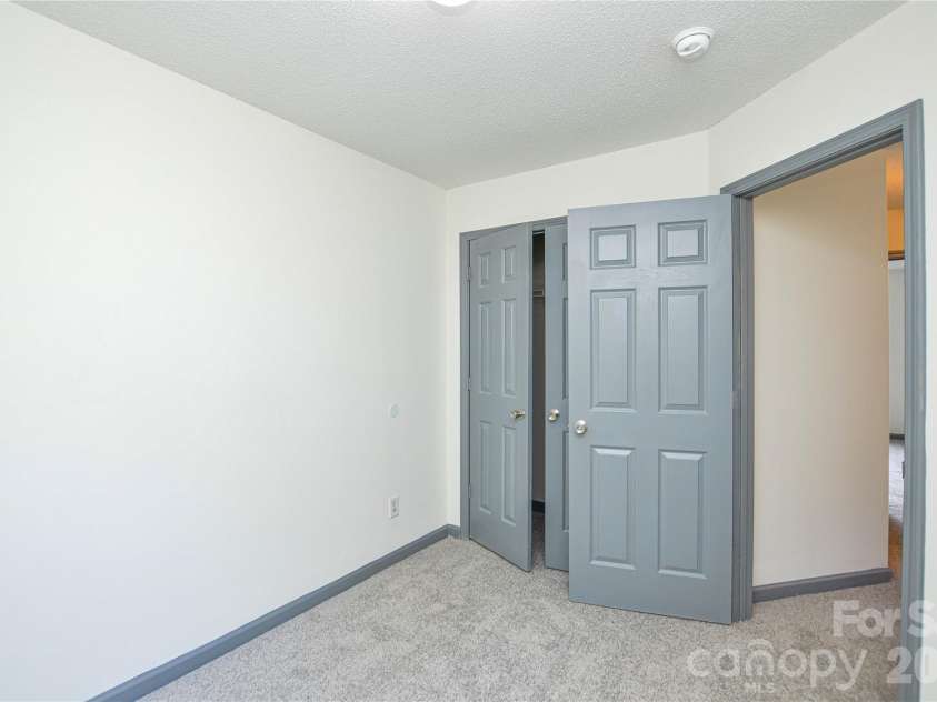 1009 Karendale Avenue, Charlotte, NC 28208.  MLS# CAR4373484, YatesRealty ID 21169. 
