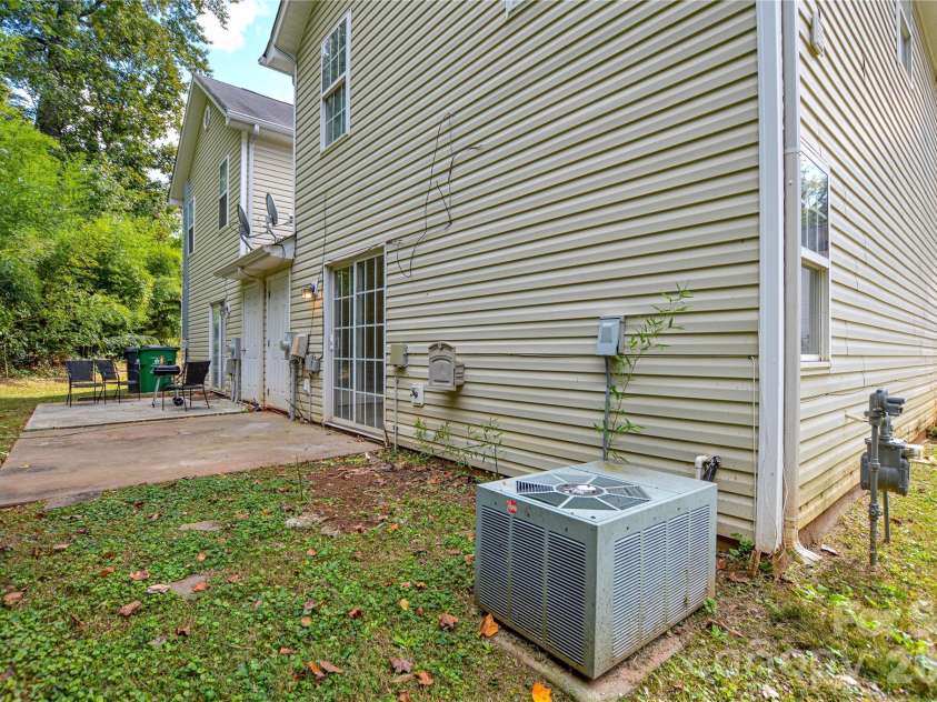 1009 Karendale Avenue, Charlotte, NC 28208.  MLS# CAR4373484, YatesRealty ID 21169. 
