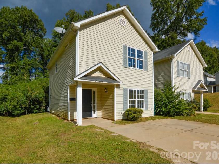 1009 Karendale Avenue, Charlotte, NC 28208.  MLS# CAR4373484, YatesRealty ID 21169. 