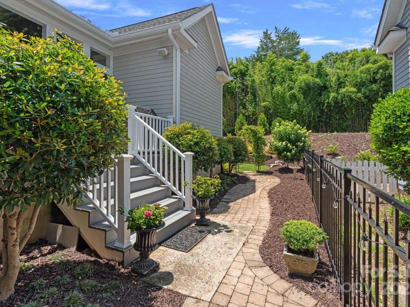 202 Caldwell Lane, Davidson, NC 28036.  MLS# CAR4269937, YatesRealty ID 21169. Beautifully landscaped yard with paver walkway to backyard