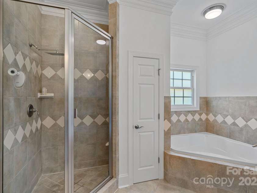 202 Caldwell Lane, Davidson, NC 28036.  MLS# CAR4269937, YatesRealty ID 21169. Primary bathroom with soaking tub and separate shower
